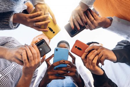 Teens in circle holding smart mobile phones – Multicultural young people using cellphones outside – Teenagers addicted to new technology concept Teens in circle holding smart mobile phones - Multicultural young people using cellphones outside - Teenagers addicted to new technology concept